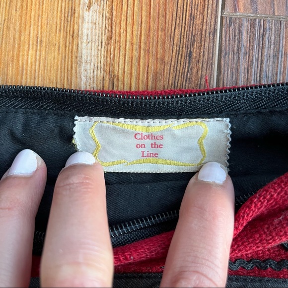 Clothes on the Line Crossbody Bag Red and Black - Picture 6 of 6